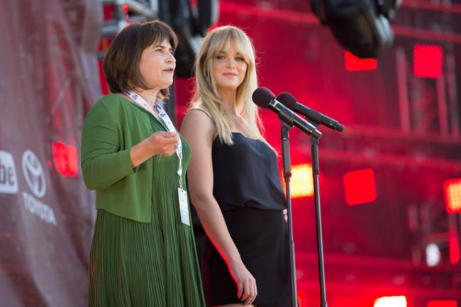 Dutch Minister for Foreign Trade and Development Cooperation Lilianne Ploumen (left) and model Erin Heatherton at Global Citizen 2015 Earth Day