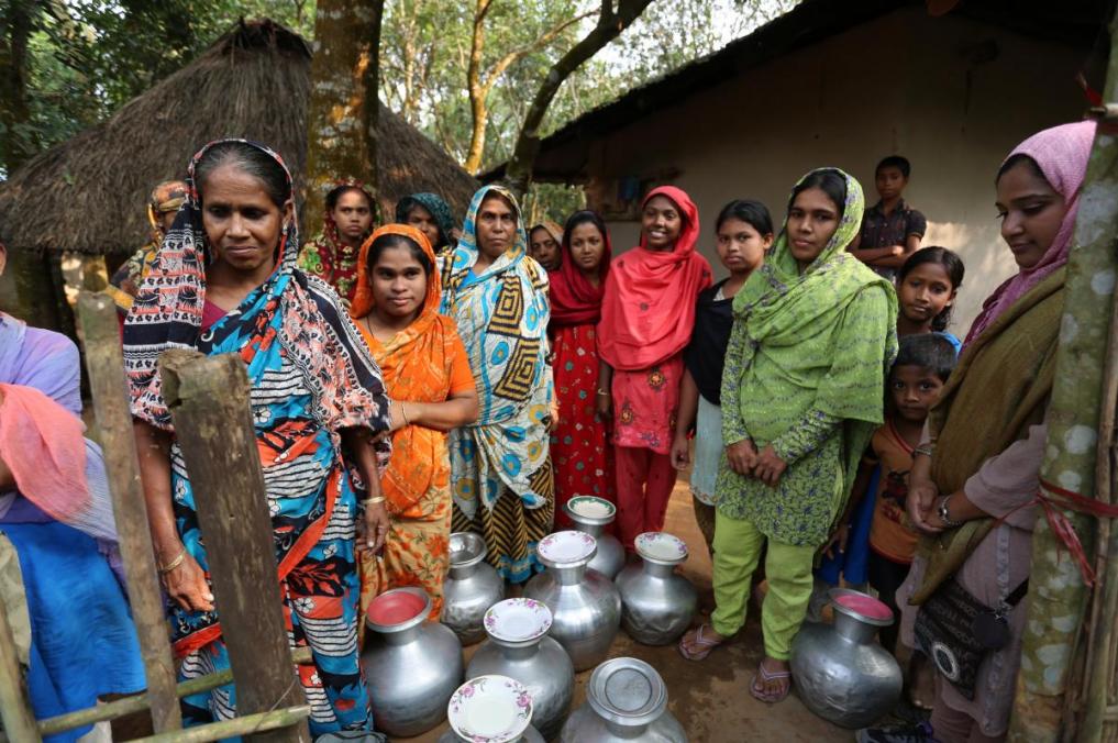 Women in Bangladesh queuing for water