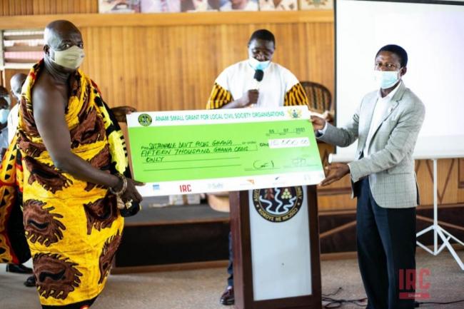 Saamanhene of Kenyasi No.1 Traditional Area, Nana Anim Dankwa presents grant cheque to 1st winner (Categories 1 &amp; 2, SUDEF GHANA