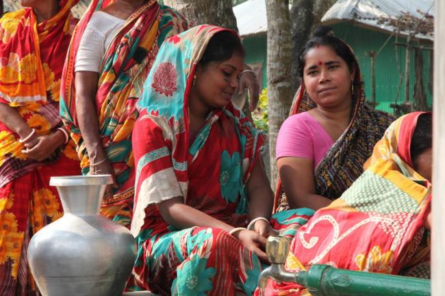 Vrouwen halen water in Bangladesh, een van de landen waar Nederland water programma's ondersteunt