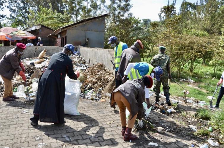 The Catholic church in Kabarole with the leadership of Rt. Rev. Dr. Muhiirwa and state security agencies participate in the city clean up campaign at Mpanga market.