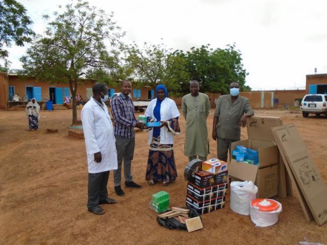 Health workers and the management team of the Torodi district hospital receive equipment for night lighting of health facilities from IRC Niger (Ph. I. Ousmane, 2021)