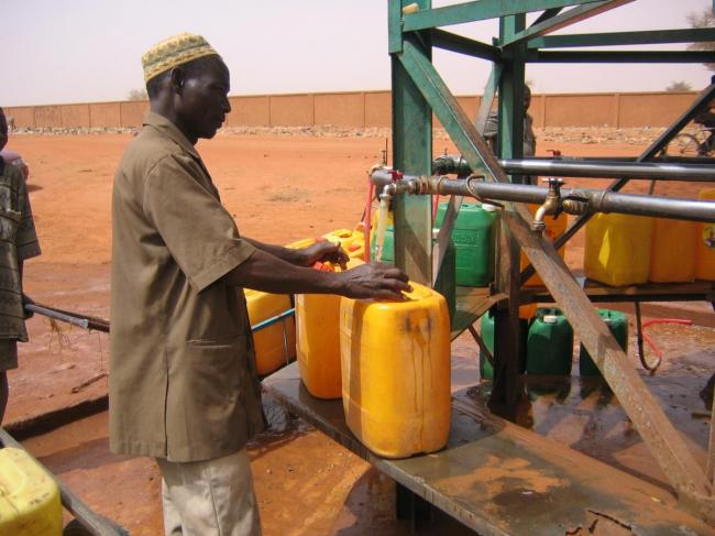 Filling jerry cans with water in Niger