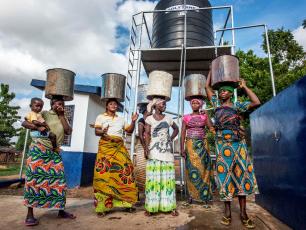 African women fetching water